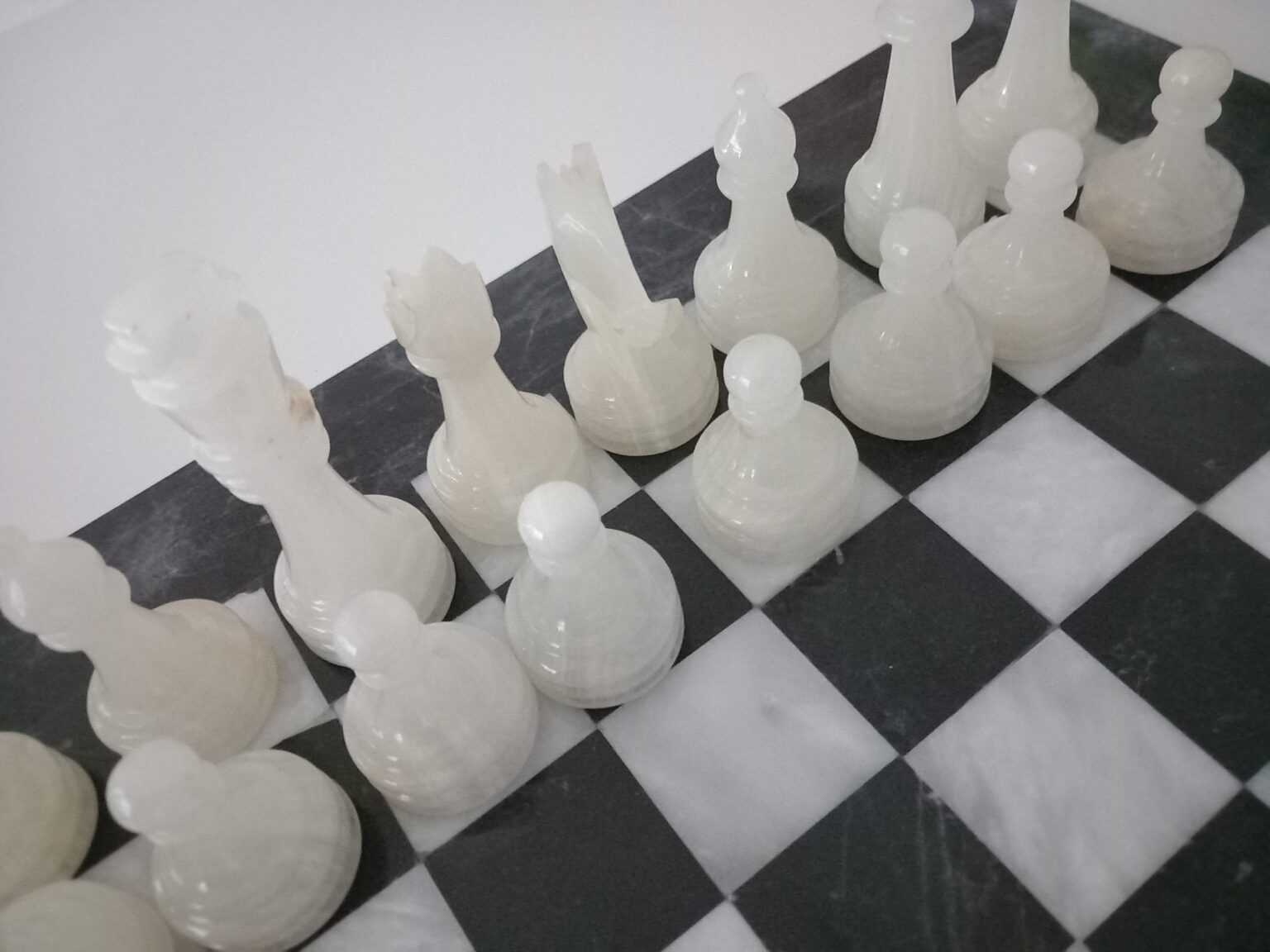 Jeu D'échecs En Pierre De Savon - Blanc-beige Et Rouge Veiné - Fabrication Artisanale